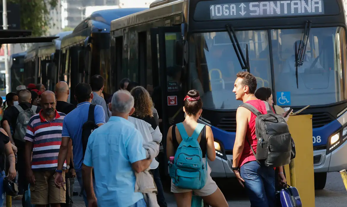 Setor De Serviços Cresce 05 De Março Para Abril No País Revela Ibge Folha De Valinhos 8057